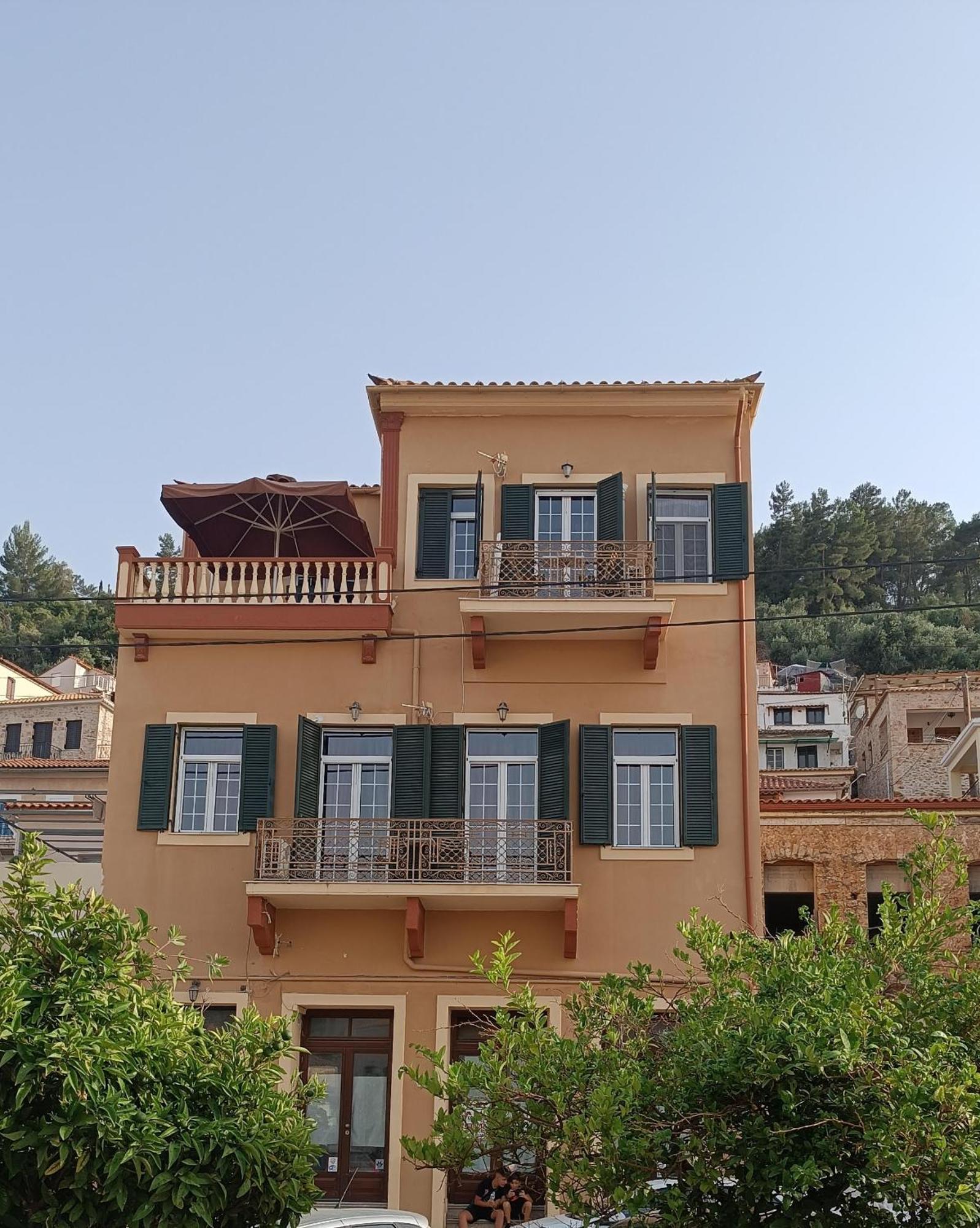 Amfitrion City Gythio Exterior photo